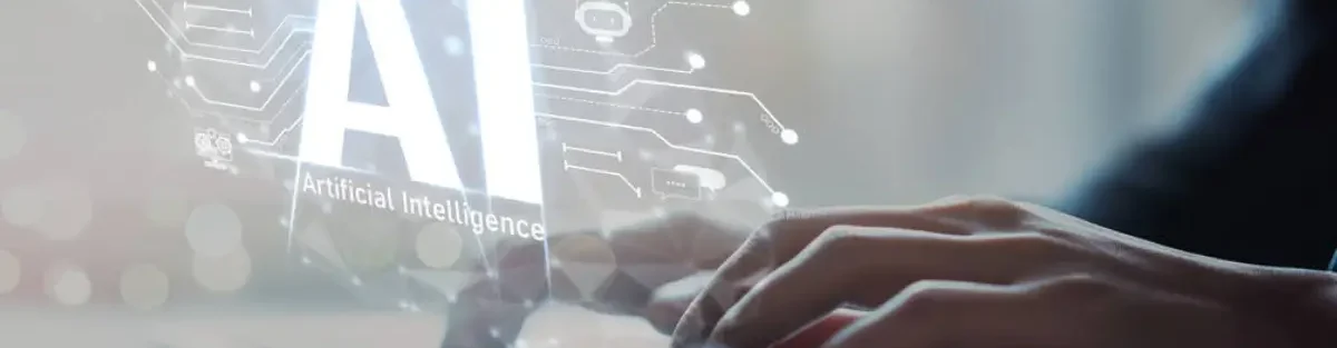 Persona usando computadora con inteligencia artificial para crear contenido y generar ingresos