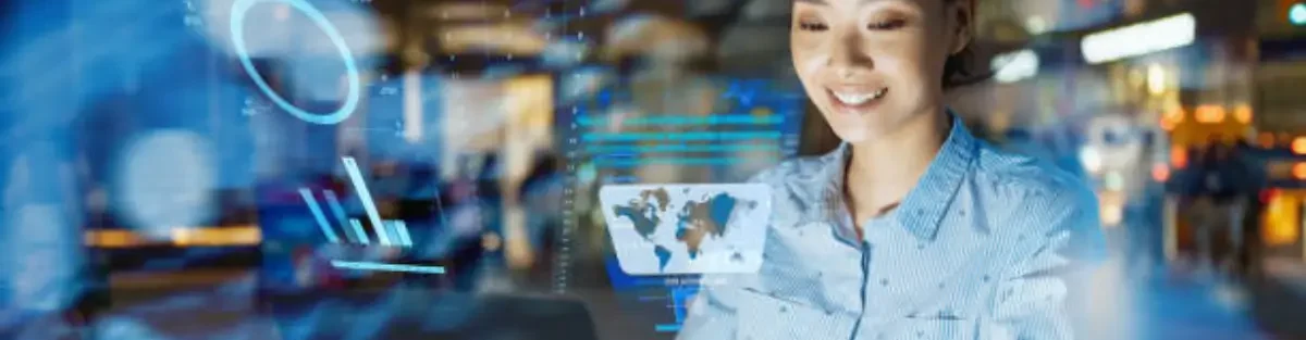 Mujer sonriendo mientras trabaja con inteligencia artificial y analiza datos digitales en su computadora