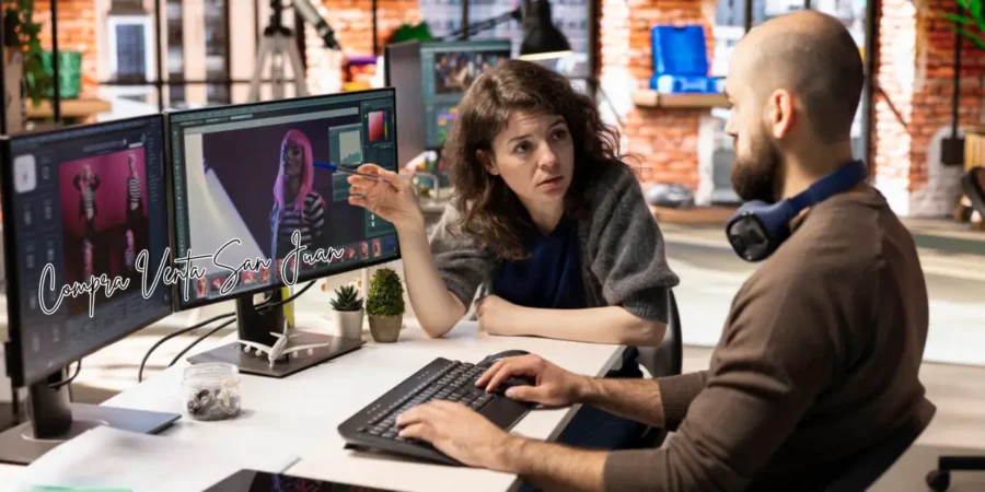 Mujer y hombre trabajando juntos en edición digital frente a dos monitores en oficina creativa